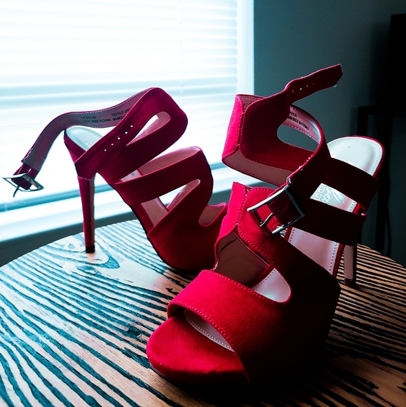 DL Shiloh Red Suede Heels - Picture 10 of 12